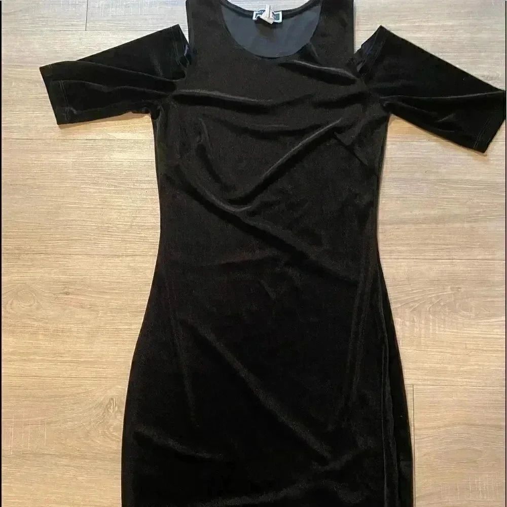 Gorgeous velvet open shoulder dress - Picture 1 of 4